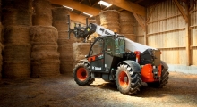 Телескопический погрузчик для сельского хозяйства Bobcat TL35.70+AGRI укладывает снопы