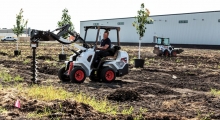 Шарнирно-сочлененный погрузчик Bobcat L23 в работе
