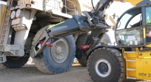 Magni HTH 24.11 меняет колесо у самосвала