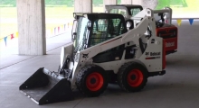 Колесный мини погрузчик Bobcat S590 вид сбоку