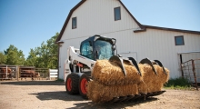 Колесный мини погрузчик Bobcat S590 во дворе
