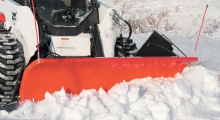 Колесный мини погрузчик Bobcat S650 расчищает снег