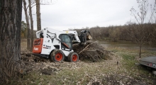 Колесный мини погрузчик Bobcat S770 в работе