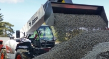 Телескопический погрузчик Bobcat T35.140S разгружает щебень