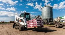 Гусеничный мини погрузчик Bobcat Т870 вид спереди