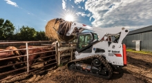 Гусеничный мини погрузчик Bobcat Т870 на ферме