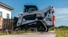 Гусеничный мини погрузчик Bobcat Т870 перемещает груз