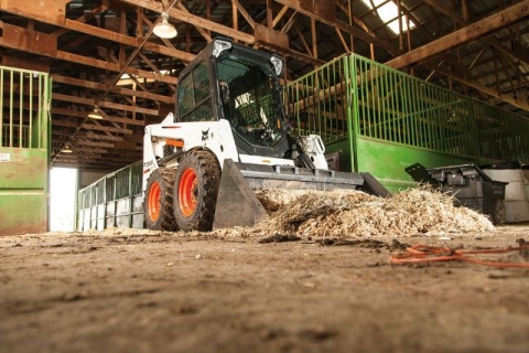 Уборка с помощью колесного мини погрузчика Bobcat